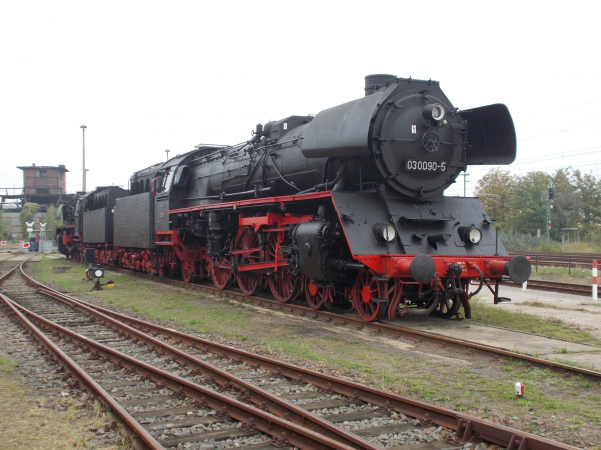 03 1090 ist für mich keine Unbekannte.Da die Lok in Stralsund Zuhause war konnte ich Sie des Öfteren bei uns im Nordosten antreffen.Am 03.Oktober 2014,fraff ich Sie deshalb in Schwerin wieder und freute mich über das Wiedersehen,obwohl ich schon vorher wußte das Sie in Schwerin ist.