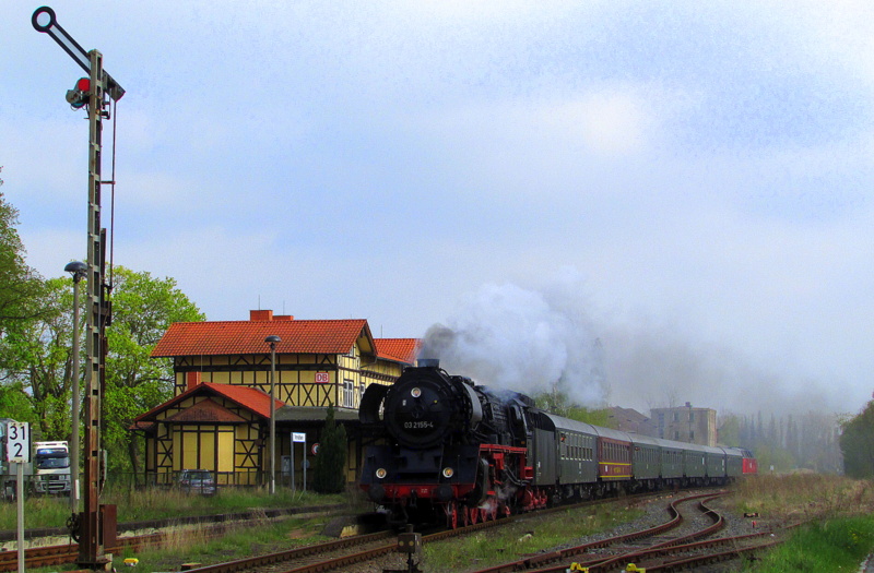 03 2155-4 bei der Durchfahrt in Immelborn am 19.April.2014.
Am Zugschlu� h�ngt Lok 20 (228 501) der WFL.