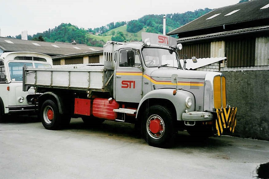 (040'510) - Aus dem Archiv: STI Thun - Nr. 148 - Saurer (ex ATGH Heiligenschwendi Nr. 6) am 12. Mai 2000 in Thun, Garage