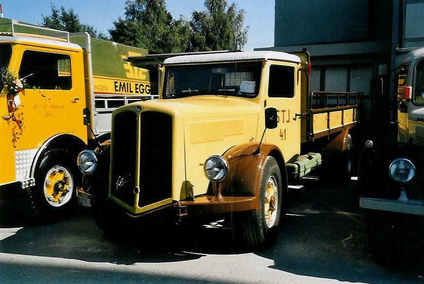 (049'422) - Aus dem Archiv: STI Thun - Nr. 41/BE 2172 U - Berna (ex Nr. 141; ex Nr. 41) am 25. August 2001 in Niederbipp, Saurertreffen 