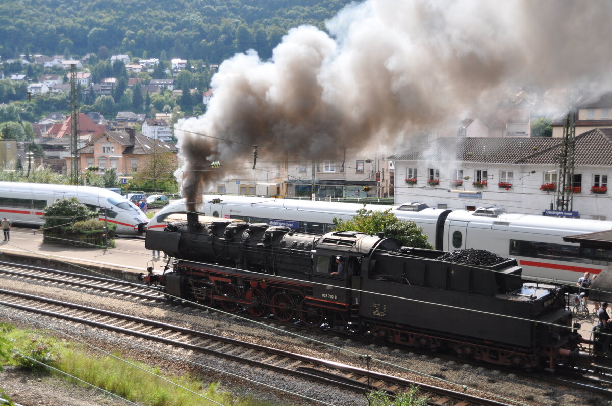 052 740-8 in Geislingen/Steige auf Gleis 3 hei�t f�r den Steige-Aufstieg kr�ftig ein, w�hrend auf Gleis 2 der ICE 3 Nr. 403 022 mit dem Namen  Solingen  in Richtung Ulm durchf�hrt am 12.09.2010.