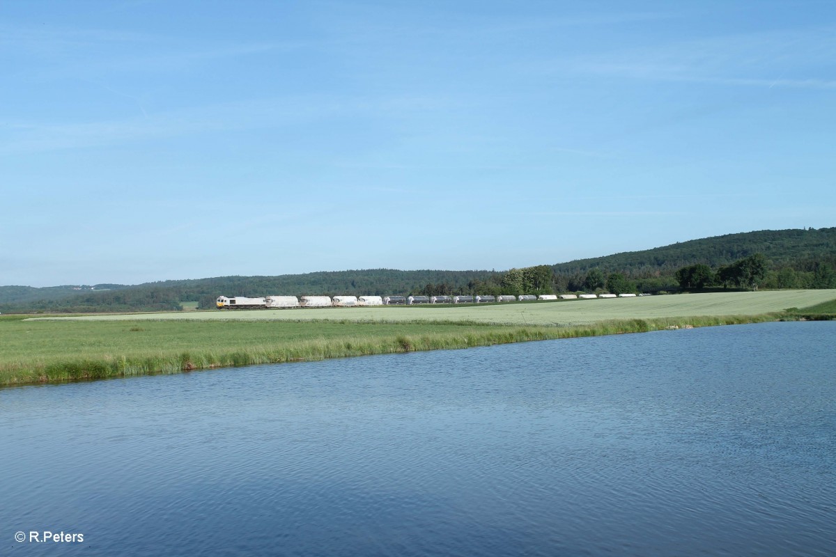 077 012-1 zieht bei Oberteich den MEG Zementzug Rüdersdorf - Regensburg. 17.06.15