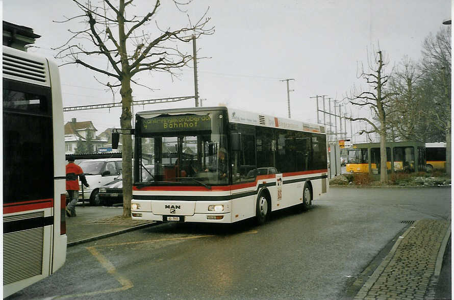 (082'128) - Geissmann, Hgglingen - AG 7915 - MAN am 27. Dezember 2005 beim Bahnhof Wohlen