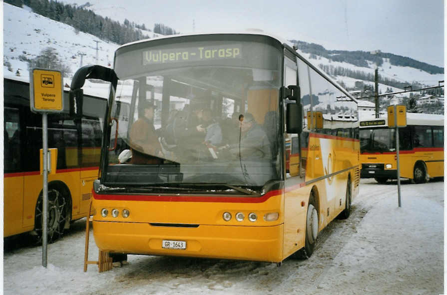 (082'408) - Guler, Sent - GR 1643 - Neoplan am 1. Januar 2006 beim Bahnhof Scuol-Tarasp