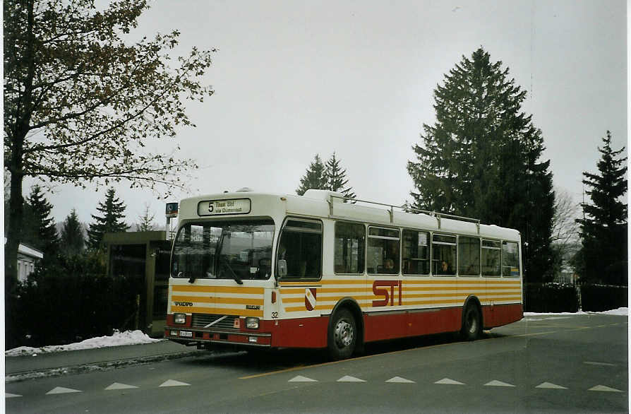 (082'910) - STI Thun - Nr. 32/BE 419'032 - Volvo/R&J (ex SAT Thun Nr. 32) am 5. Februar 2006 in Thun, Schorenfriedhof