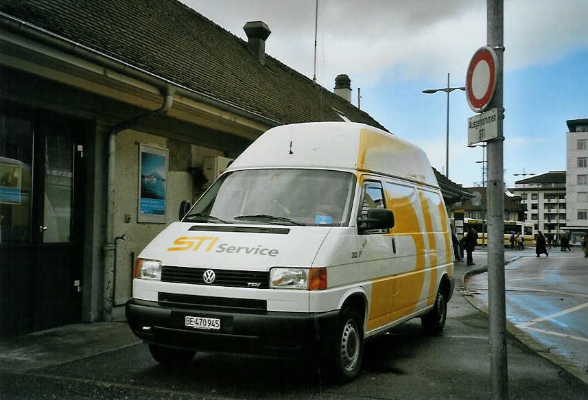 (082'932) - Aus dem Archiv: STI Thun - Nr. 302/BE 470'945 - VW am 16. Februar 2006 beim Bahnhof Thun