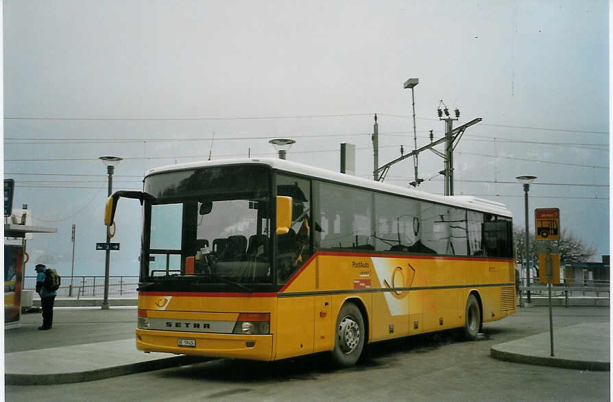 (083'312) - Flck, Brienz - BE 59'424 - Setra am 25. Februar 2006 beim Bahnhof Brienz