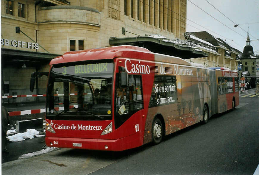 (083'829) - TL Lausanne - Nr. 562/VD 550'072 - Van Hool am 6. Mrz 2006 beim Bahnhof Lausanne