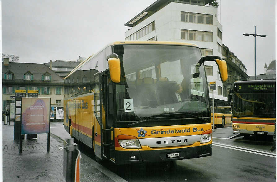 (084'333) - AVG Grindelwald - Nr. 12/BE 356'085 - Setra am 28. April 2006 beim Bahnhof Thun