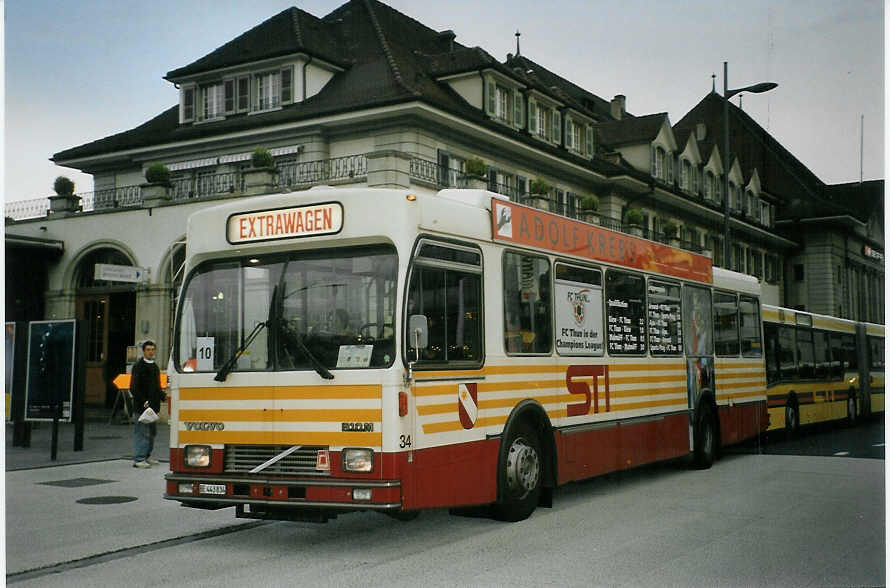 (085'203) - STI Thun - Nr. 34/BE 443'834 - Volvo/R&J (ex SAT Thun Nr. 34) am 18. Mai 2006 beim Bahnhof Thun