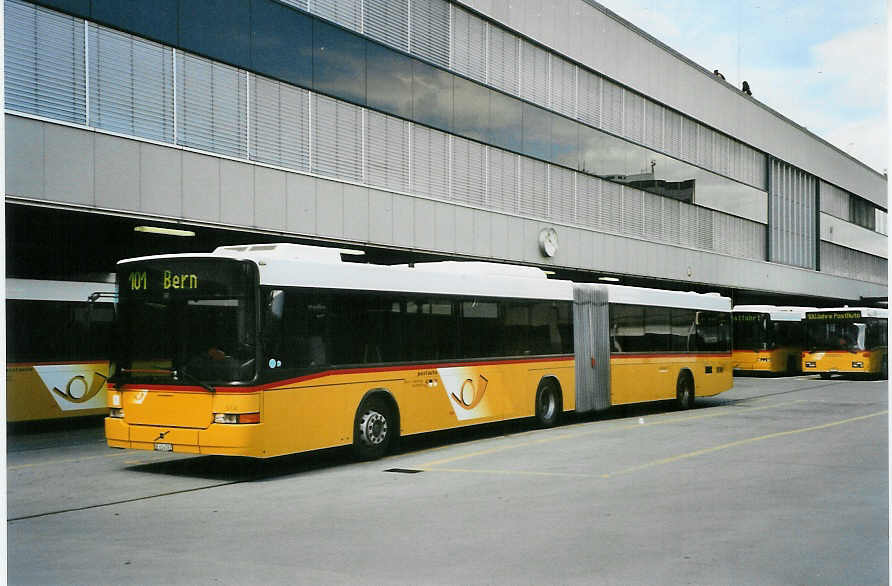 (085'917) - PostAuto Bern-Freiburg-Solothurn - Nr. 614/BE 614'092 - Volvo/Hess (ex P 27'734) am 5. Juni 2006 in Bern, Postautostation