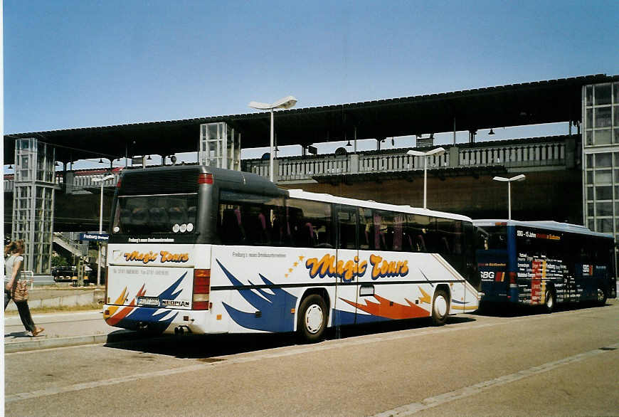 (087'335) - Magic Tours, Freiburg - FR-MT 1001 - Neoplan am 24. Juli 2006 beim Bahnhof Freiburg