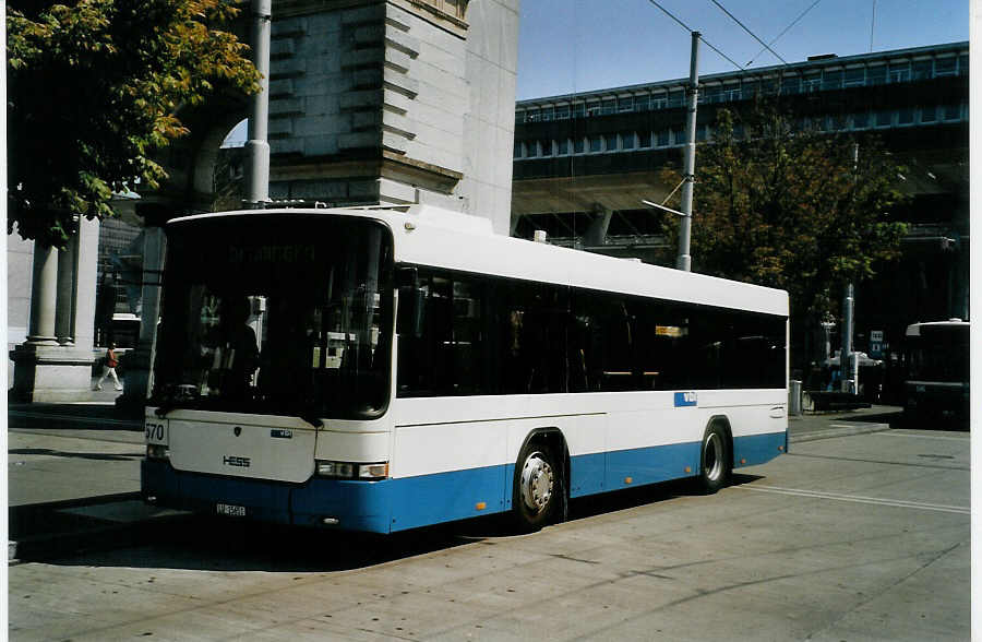 (087'608) - VBL Luzern - Nr. 570/LU 15'651 - Scania/Hess am 25. Juli 2006 beim Bahnhof Luzern