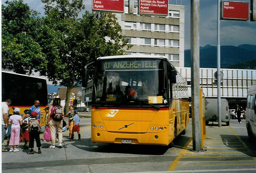 (087'927) - Rey, Ayent - VS 84'254 - Volvo am 26. Juli 2006 beim Bahnhof Sion