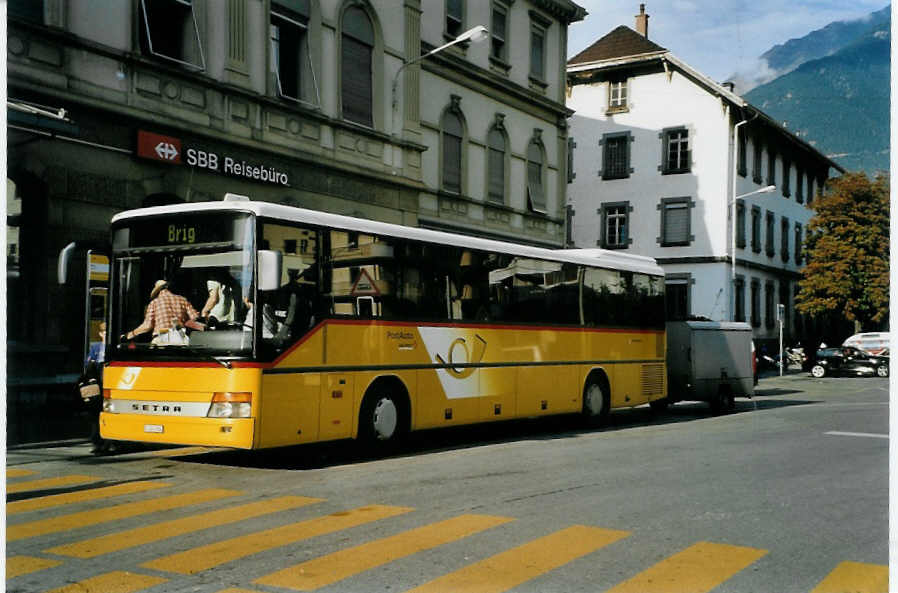 (088'022) - PostAuto Wallis - VS 245'884 - Setra am 26. Juli 2006 beim Bahnhof Brig