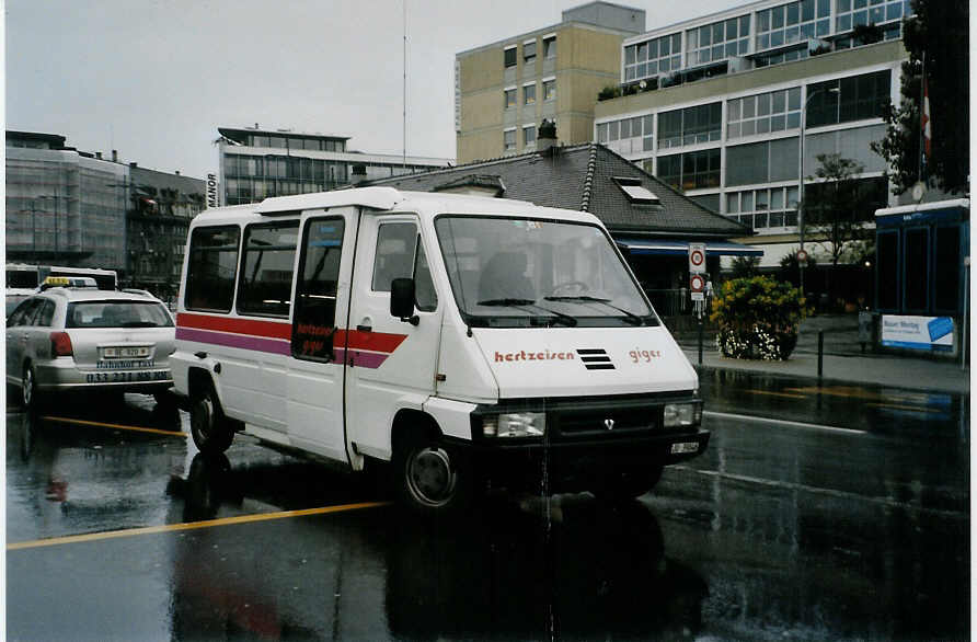 (089'812) - Hertzeisen, Glovelier - JU 39'046 - Renault am 1. Oktober 2006 beim Bahnhof Thun