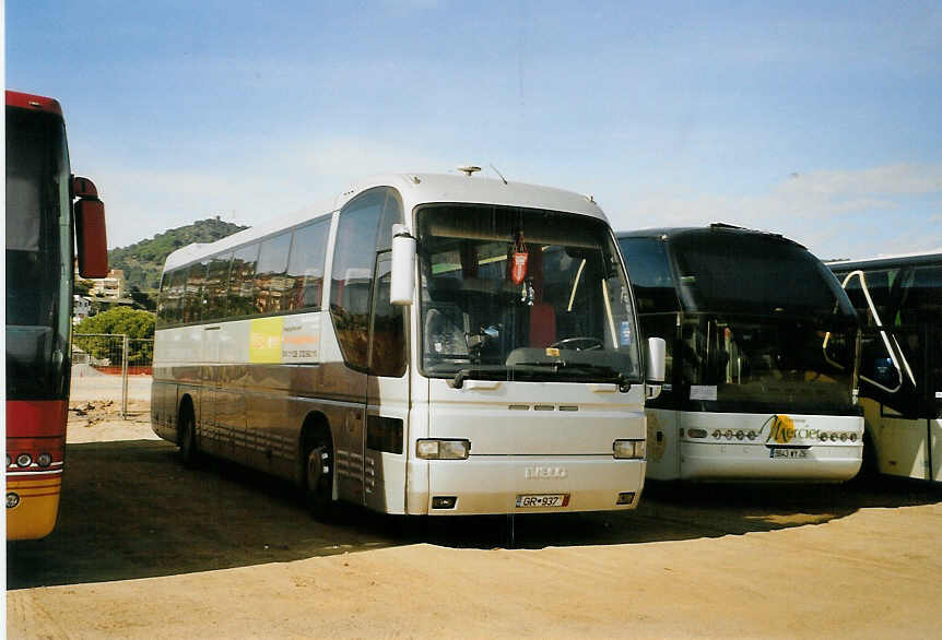 (090'007) - Aus Rumnien: Tuca Tours - GR 937 - Iveco am 7. Oktober 2006 in St. Susanna, Parkplatz