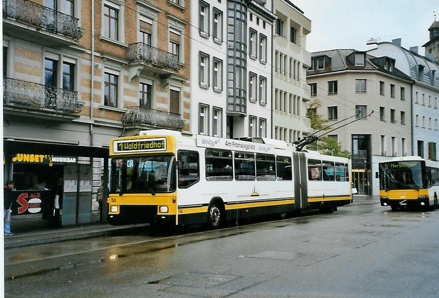 (090'602) - VBSH Schaffhausen - Nr. 114 - NAW/Hess Gelenktrolleybus am 11. November 2006 beim Bahnhof Schaffhausen