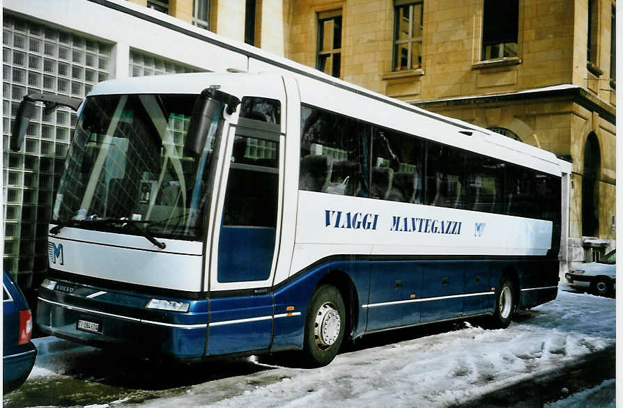 (093'331) - Mantegazzi, Arogno - TI 184'624 - Volvo/Barbi am 25. Mrz 2007 beim Bahnhof La Chaux-de-Fonds
