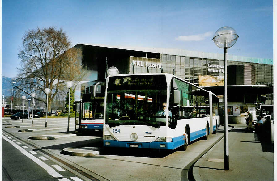 (093'930) - VBL Luzern - Nr. 154/LU 15'054 - Mercedes am 13. April 2007 beim Bahnhof Luzern