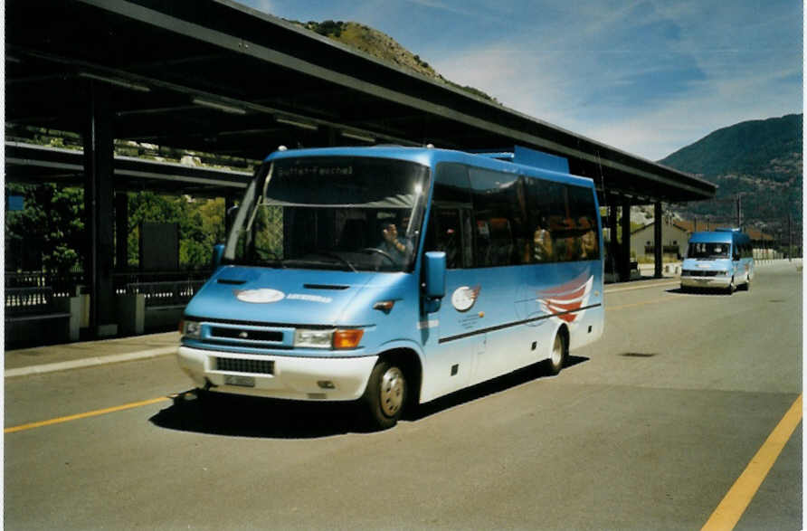 (095'712) - LLB Susten - Nr. 21/VS 38'021 - Iveco/Auwrter am 23. Juni 2007 beim Bahnhof Leuk