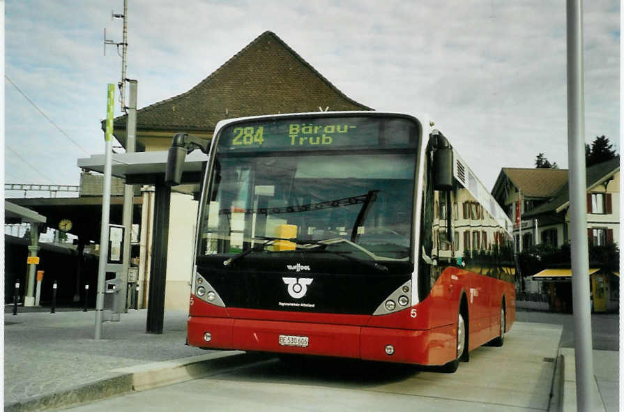 (096'708) - AOE Langnau - Nr. 5/BE 530'606 - Van Hool am 23. Juli 2007 beim Bahnhof Langnau