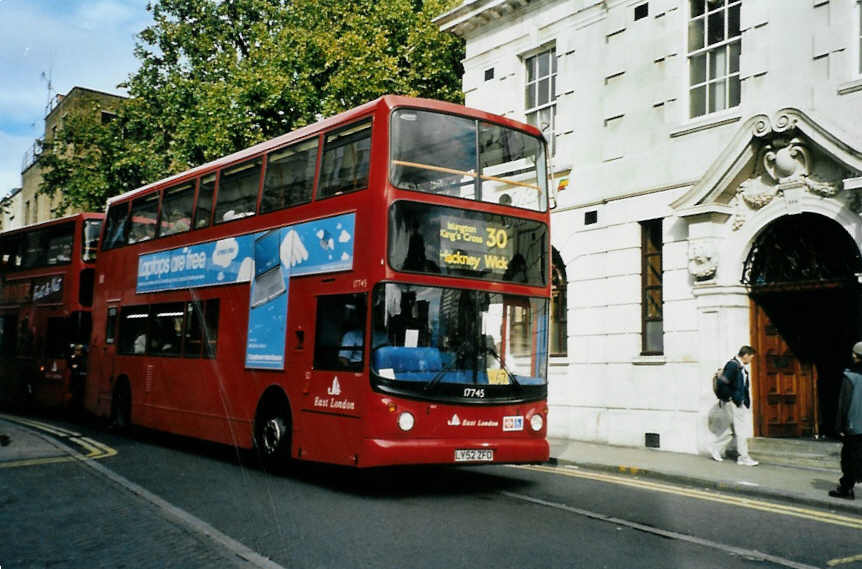 (099'028) - East London, London - Nr. 17'745/LY52 ZFD - DAF am 25. September 2007 in London, Hackney