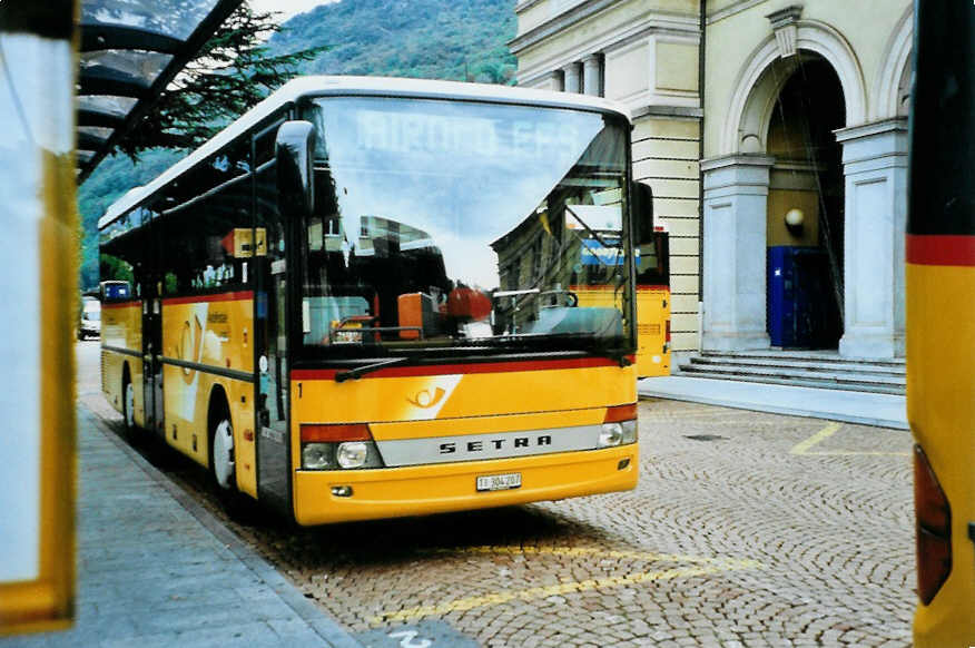 (099'903) - Marchetti, Airolo - Nr. 1/TI 304'207 - Setra am 4. Oktober 2007 beim Bahnhof Bellinzona