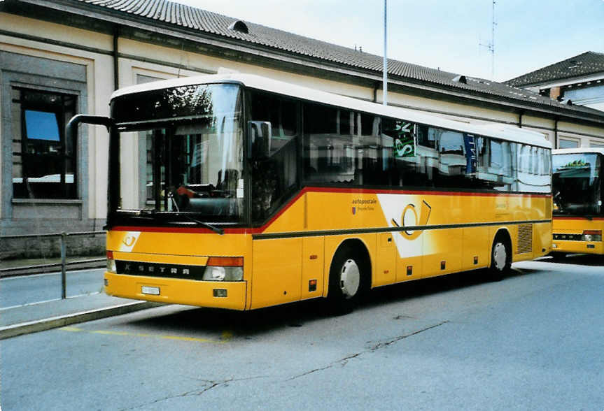 (099'907) - Autopostale, Mendrisio - TI 93'073 - Setra am 4. Oktober 2007 beim Bahnhof Chiasso