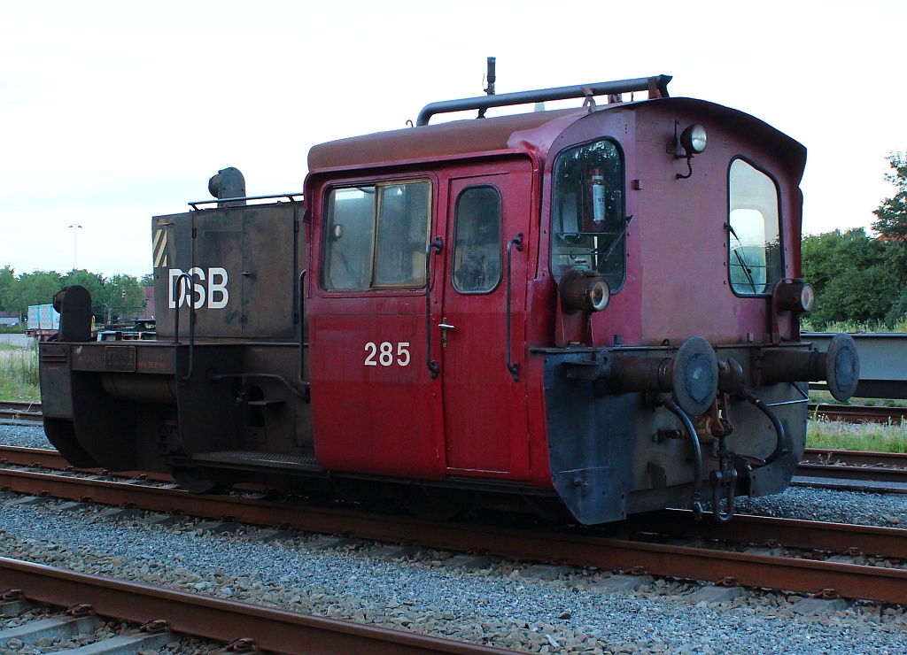 10 Minuten bevor der CNL 473 kam hielt die DSB Køf 285 direkt vor uns an zum Portraitfoto. Mit der Lok wird die dänische EA die den CNL bringt durch die ATC(dänisches Zugsicherungssystem) freien Gleise rangiert. Padborg/DK 04.08.2012