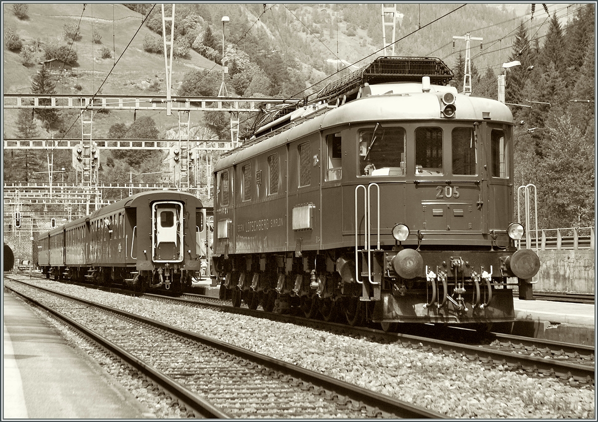 100 Jahre BLS: die Ae 6/8 205 beim Umsetzten in Goppenstein.
7. Sept. 2013