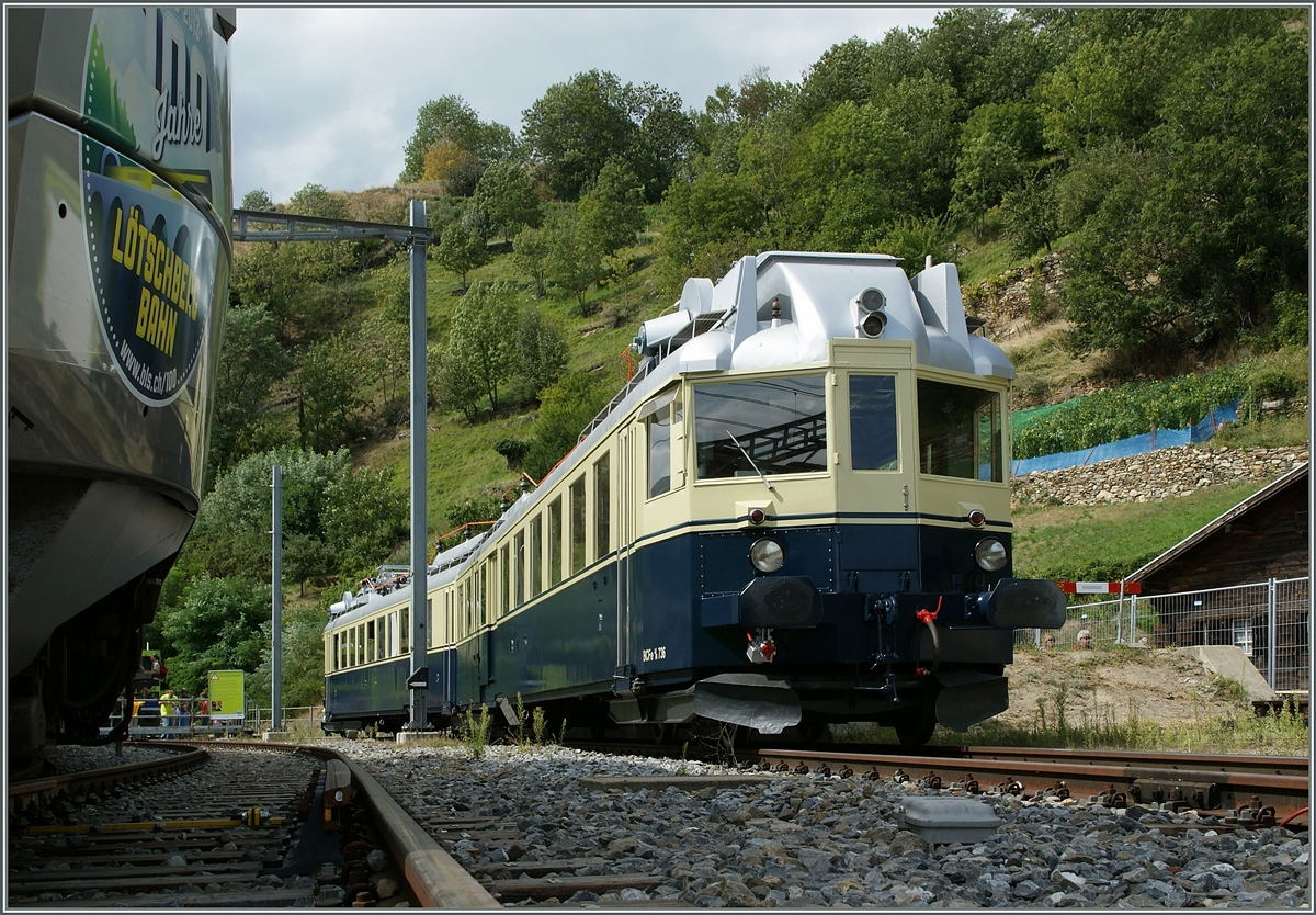 100 Jahre BLS: Der BCFe 4/6 zeigt sich in Ausserberg.
Den  Lötschberger  links im Bild habe ich bewusst in Bild genommen um auf das Juiläum aufmerksam zu machen.
7. Sept. 2013