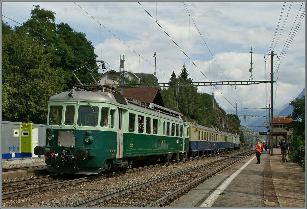 100 Jahre BLS: Der Be 4/4  Wellensitich  mit einem Pendelzug beim Halt in Ausserberg.
7. Sept. 2013