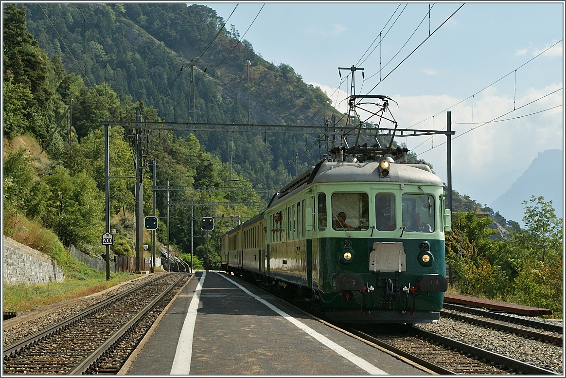 100 Jahre BLS: Der  Wellensittich  Be 4/4 erericht mit seinem Pendelzug Hohtenn.
7. Sept. 2013