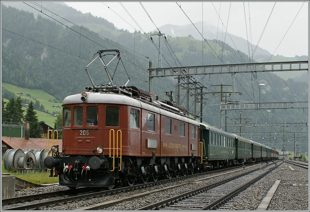 100 Jahre BLS: Die BLS Ae 6/8 205 erreicht mit vielen Wagen voller  Prominnz  den Festbahnhof Frutigen.
29. Juni 2013