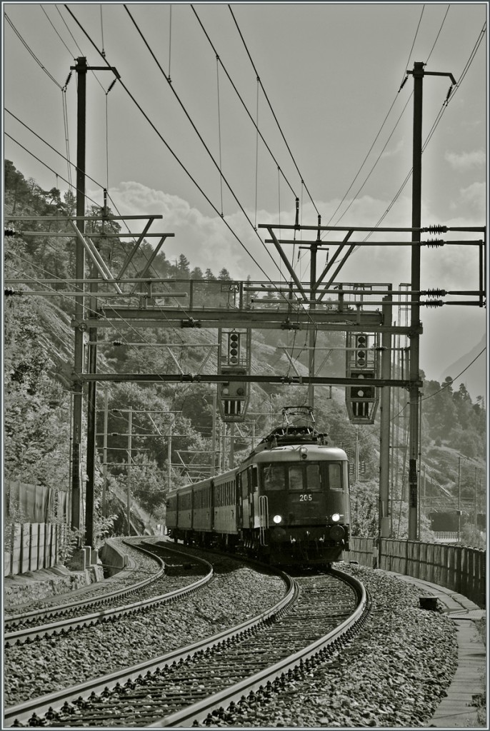 100 Jahre BLS: Die schne Ae 6/8 205 kurz vor Hohtenn. Das Bild zeigt auch, dass die Infrastruktur der Bergstrecke zwar nicht gut zur alten Ae 6/8 passt, aber modern und zeitgemss trotz Basistunnel auch heute noch gut genutzt wird.
7. Sept. 2013