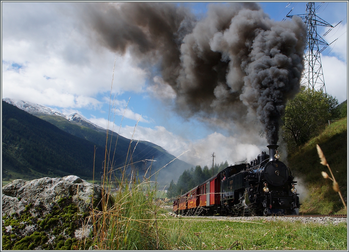 100 Jahre Brig - Gletsch: Die HG 3/4 N 9 zieht kurz nach Oberwald einen Jubilums-Zug Richtung Gletsch.
16. August 2014