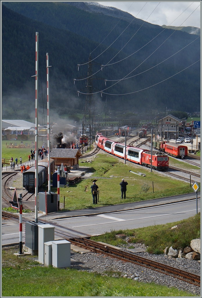 100 Jahre Brig - Gletsch: da gehört natürlich auch der  Glacier Express  dazu, auch wenn dieser in Oberwald die ehemalige Stammstrecke verlässt und durch den Tunnel fährt.
Oberwald, den 16. August 2014