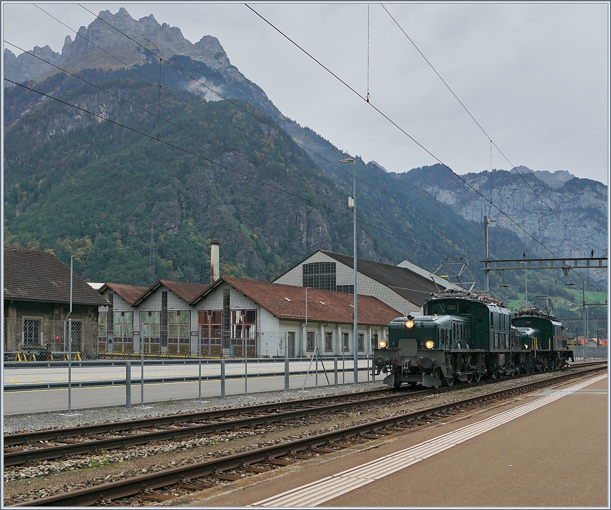 100 Jahre Krokodil: Die beiden grünen Krokodile, die SBB Historic Ce 6/8 III 14305 (91 85 4601 305-6) und die bei der SOB eingestellte Be 6/8 III 13302 (91 85 4601 302-3) haben das Depot verlasen und sind nun auf der Rangierfahrt zur Ce 6/8 II mit ihrem langen Extrazug, welcher mittlerweile auf Gleis 1 aufgestellt wurde.

19. Okt. 2019