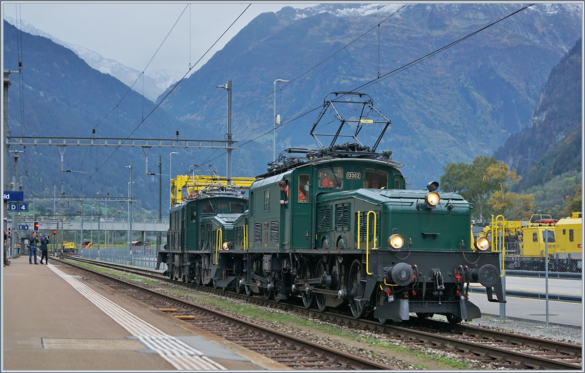 100 Jahre Krokodil: Die beiden grünen Krokodile, die SBB Historic Ce 6/8 III 14305 (91 85 4601 305-6) und die bei der SOB eingestellte Be 6/8 III 13302 (91 85 4601 302-3) haben das Depot verlasen und sind nun auf der Rangierfahrt zur Ce 6/8 II mit ihrem langen Extrazug, welcher mittlerweile auf Gleis 1 aufgestellt wurde.

19. Okt. 2019