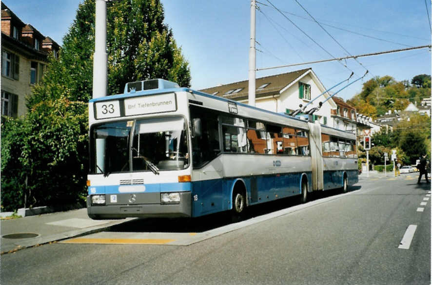 (100'134) - VBZ Zrich - Nr. 18 - Mercedes Gelenktrolleybus am 5. Oktober 2007 in Zrich, Klusplatz