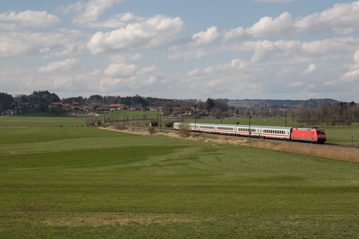 101 001-6 mit dem  IC Knigssee  am 12. April 2015 kurz vor Bernau am Chiemsee.