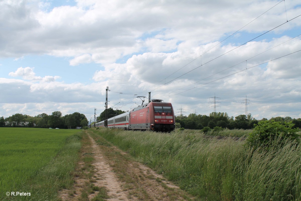 101 005-7 mit einem Umgeleiteten IC bei der Stromkreistrennstelle Bishofsheim. 19.05.15