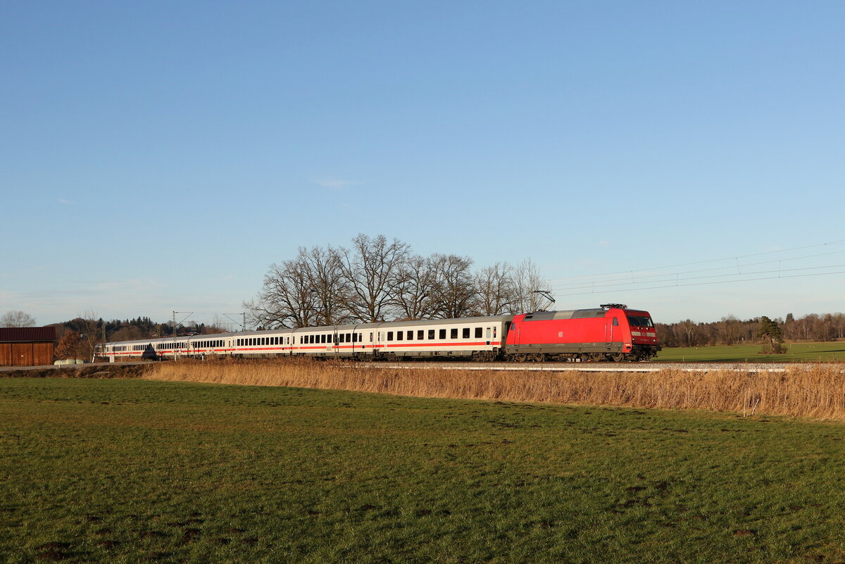 101 008 auf dem Weg nach Salzburg am 31. Dezember 2021 bei Bernau am Chiemsee.