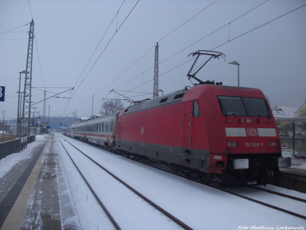 101 009-9 mit einem InterCity (IC) mit ziel Ostseebad Binz im Bahnhof Bergen auf R�gen am 28.1.14
