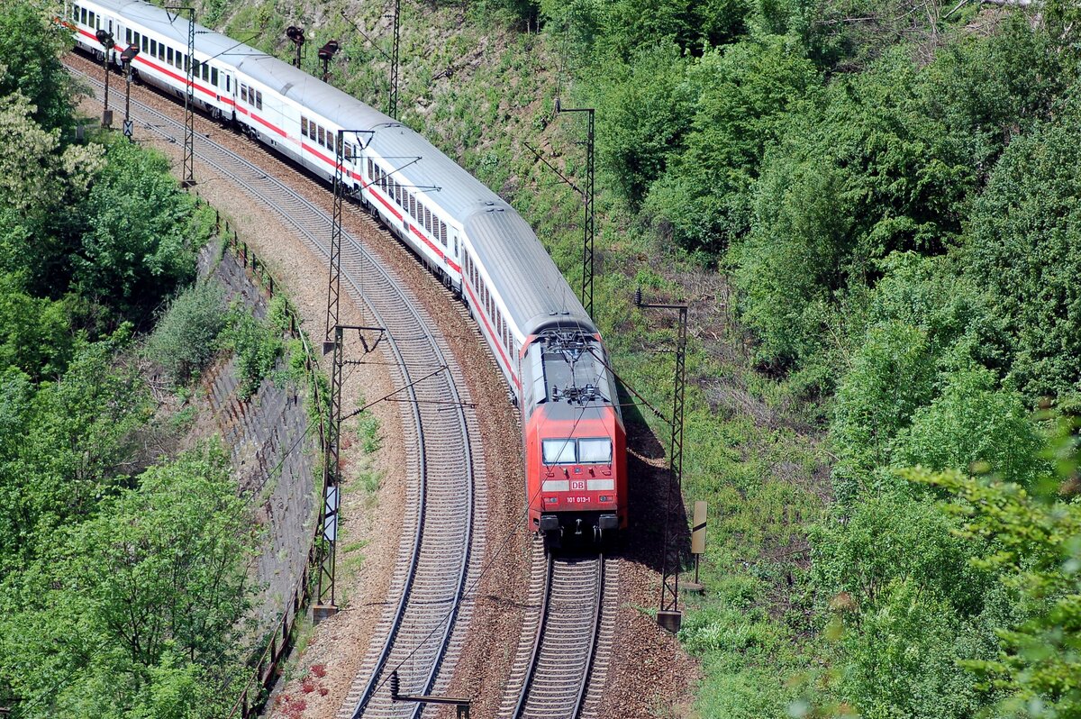 101 013-1 mit IC auf der Geislinger Steige am 25.05.2007.