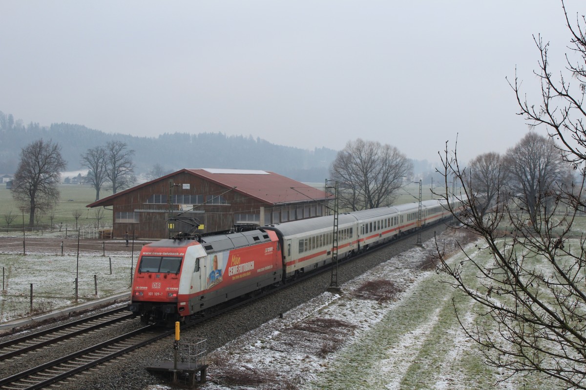 101 019-7  CEWE  schiebend in Richtung Mnchen an einem EC am 29. Mrz 2013 bei bersee am Chiemsee.