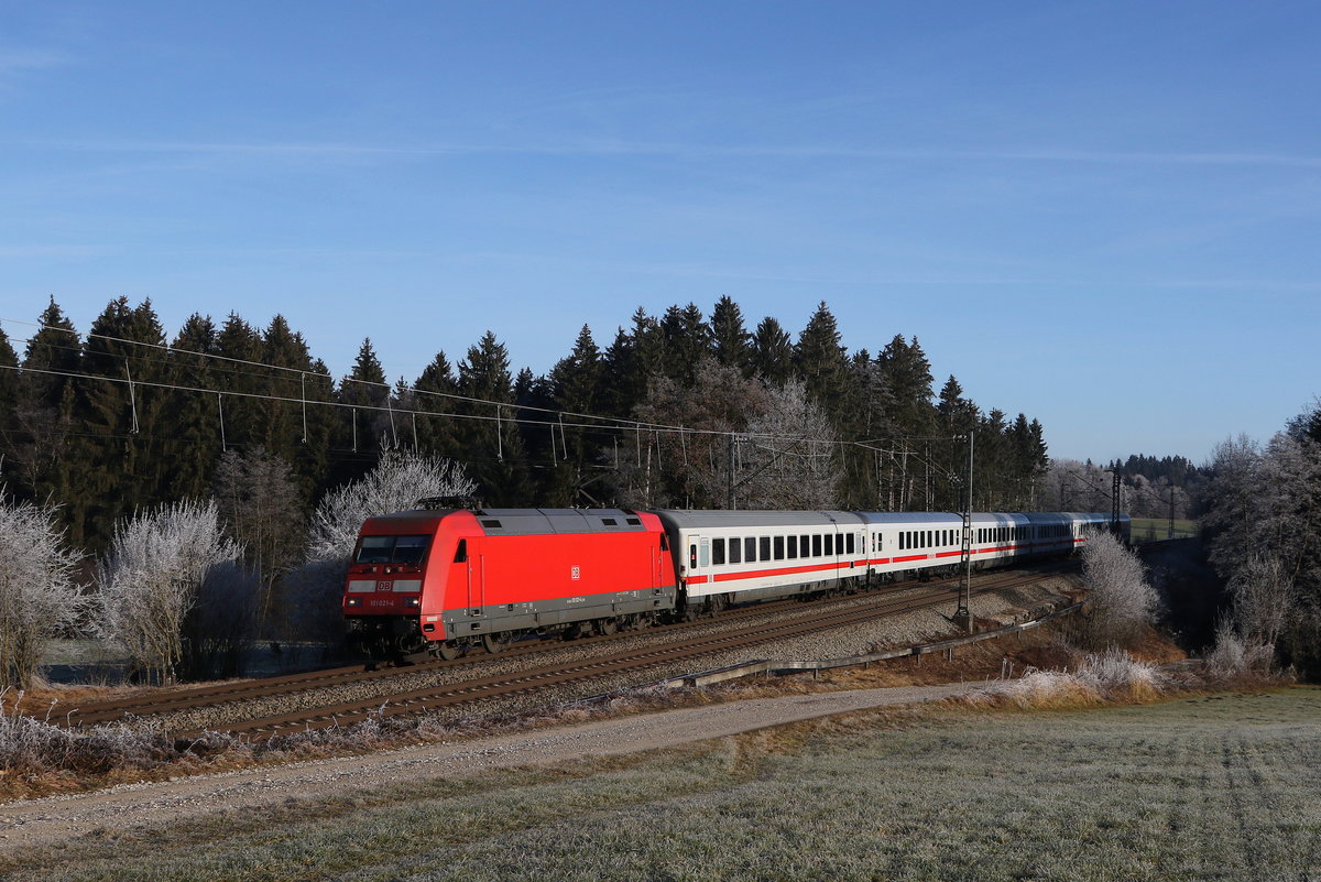 101 021 mit dem  IC Knigssee  am 20. Dezember 2020 bei Grabensttt.