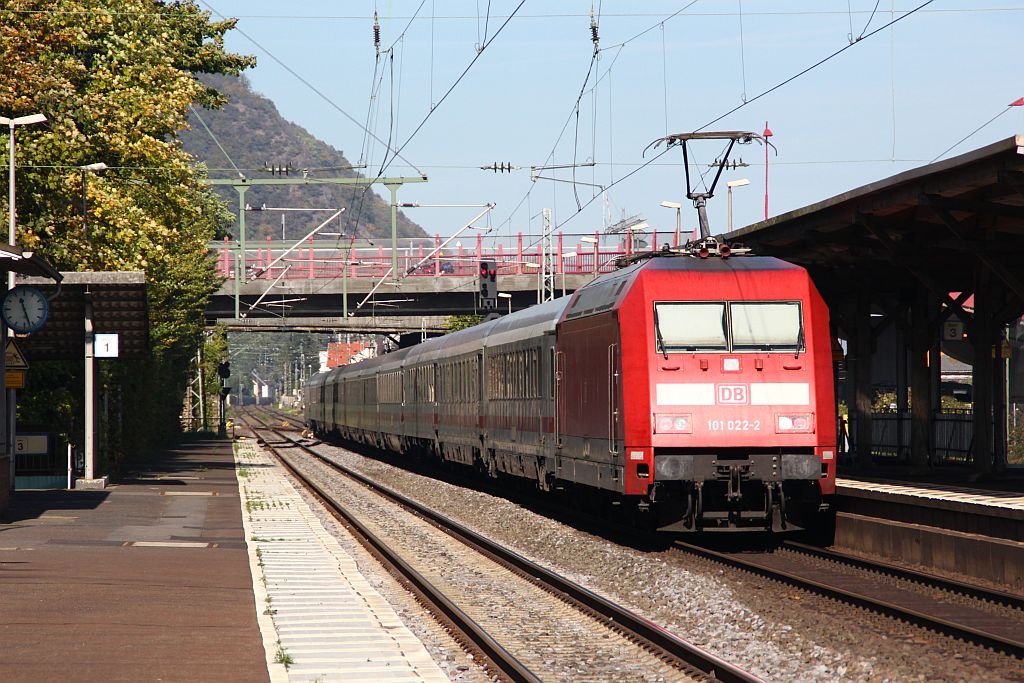 101 022-2 mit unbekanntem IC bei der Durchfahrt in Brohl am Rhein. 30.09.12