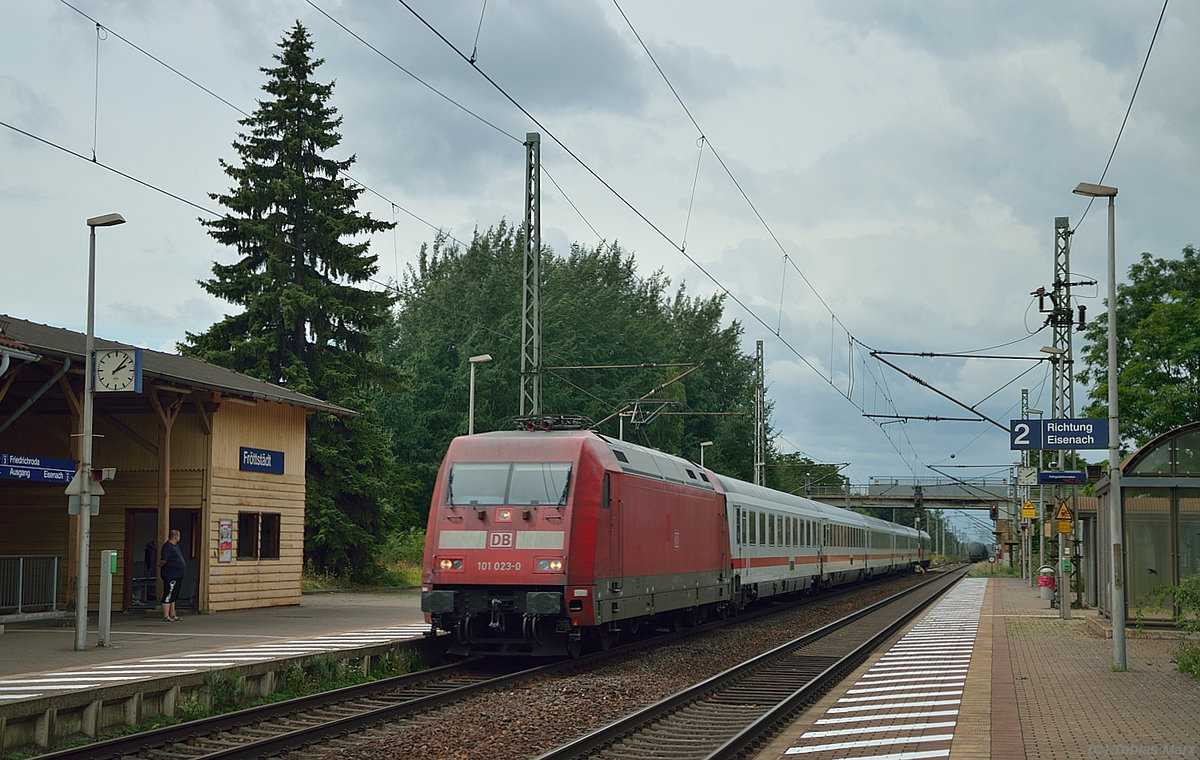101 023 bei der Durchfahrt durch Fröttstädt am 05.08.2016